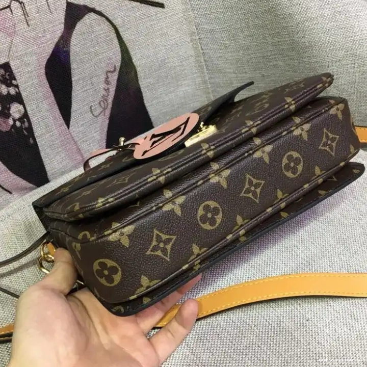 Fashionrep Bags 19B570297 LV 0617